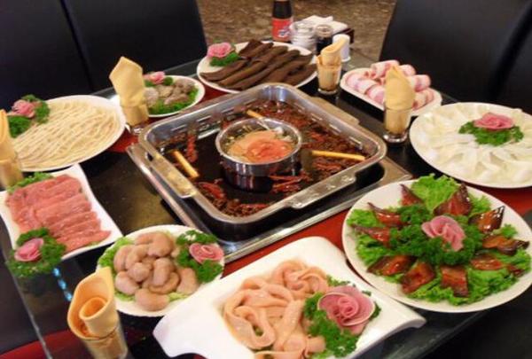 四川的美食向来以麻辣闻名,其中最为著名的就是四川的火锅了.