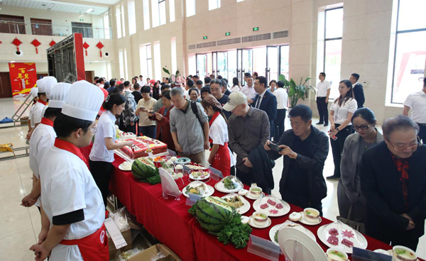 华夏美食学院在曹职院揭牌 产教融合培育餐饮英才