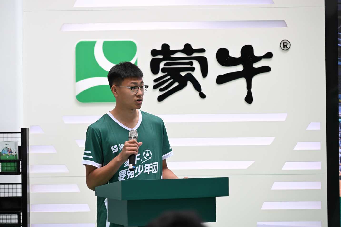 从大草原到世界杯：蒙牛助力六名内蒙古少年以护旗手身份出征揭幕战